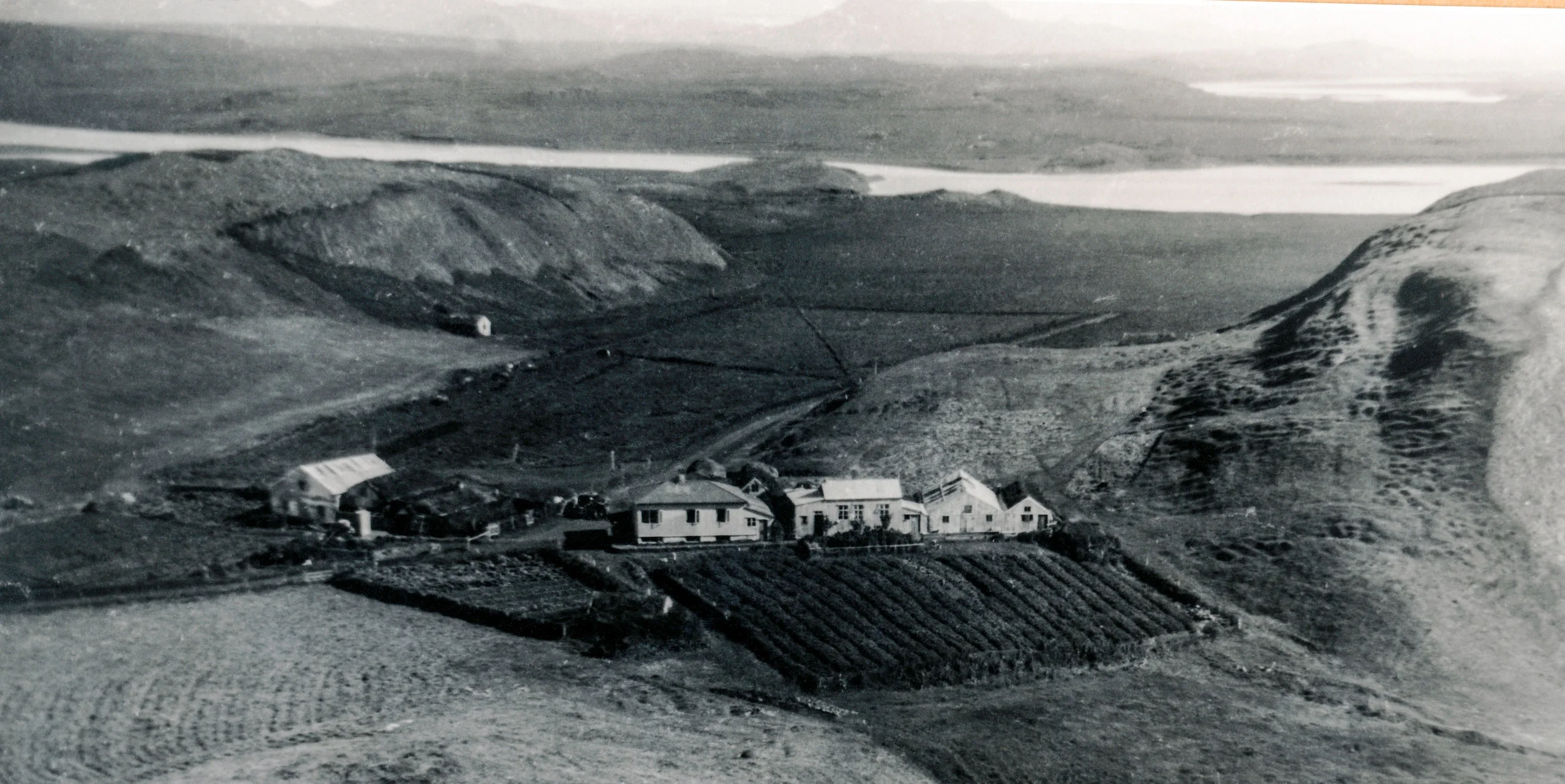 Séð yfir Iðubæi og ferjustaðinn áður en framkvæmdir við brúna hófust. (Mynd frá Iðu)