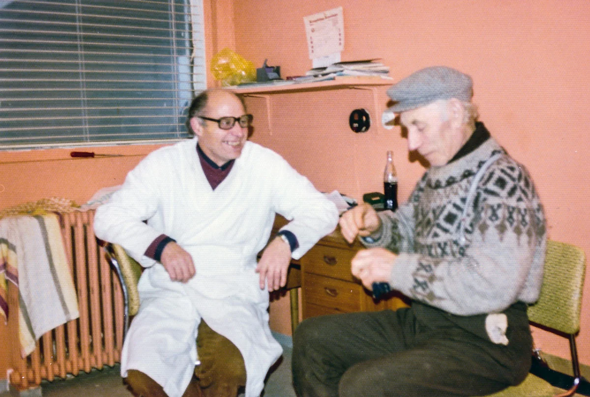 Ólafur Jónsson, sláturhússtjóri spjallar við Loft Kristjánsson ? (Mynd frá Jóhönnu Bríeti Ingólfsdóttur”