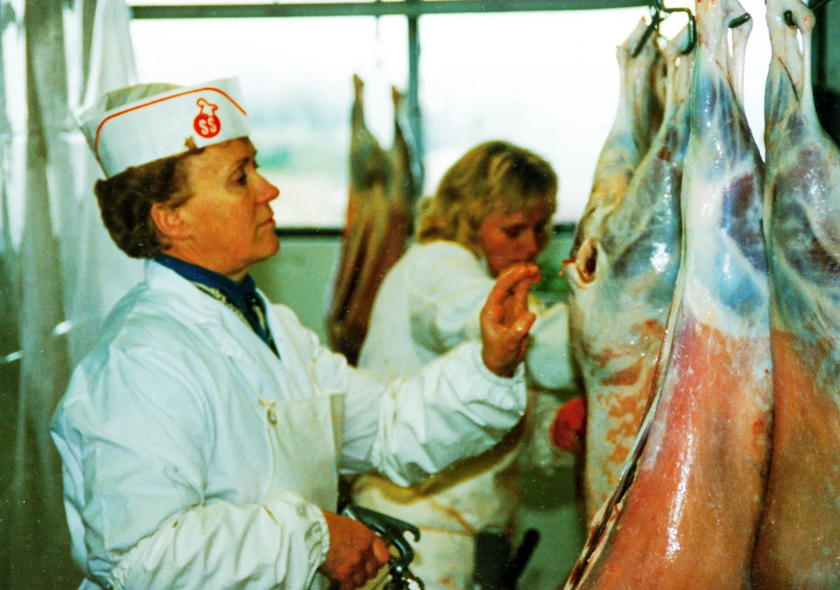 Guðrún Guðmundsdóttir þvær skrokka. (Mynd frá Jóhönnu B. Ingólfsdóttur)