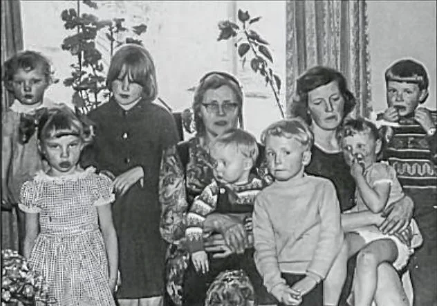 Í Bræðratungu. F.v. Elín og Barbara Gunnlaugsdætur, Guðrún Sveinsdóttir, Valgerður með Stefán Sveinsson, Kjartan Sveinsson, Sigríður með Helgu Gunnlaugsdóttur og Skúli Sveinsson lengst til hægri. (mynd úr Litla Bergþór)