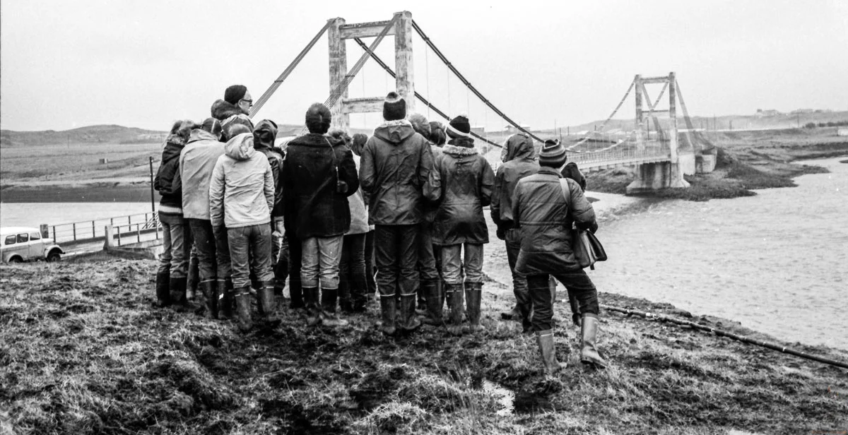 Ingólfur fræðir nemendur Reykholtsskóla um ferjuna 1980 (mynd pms)