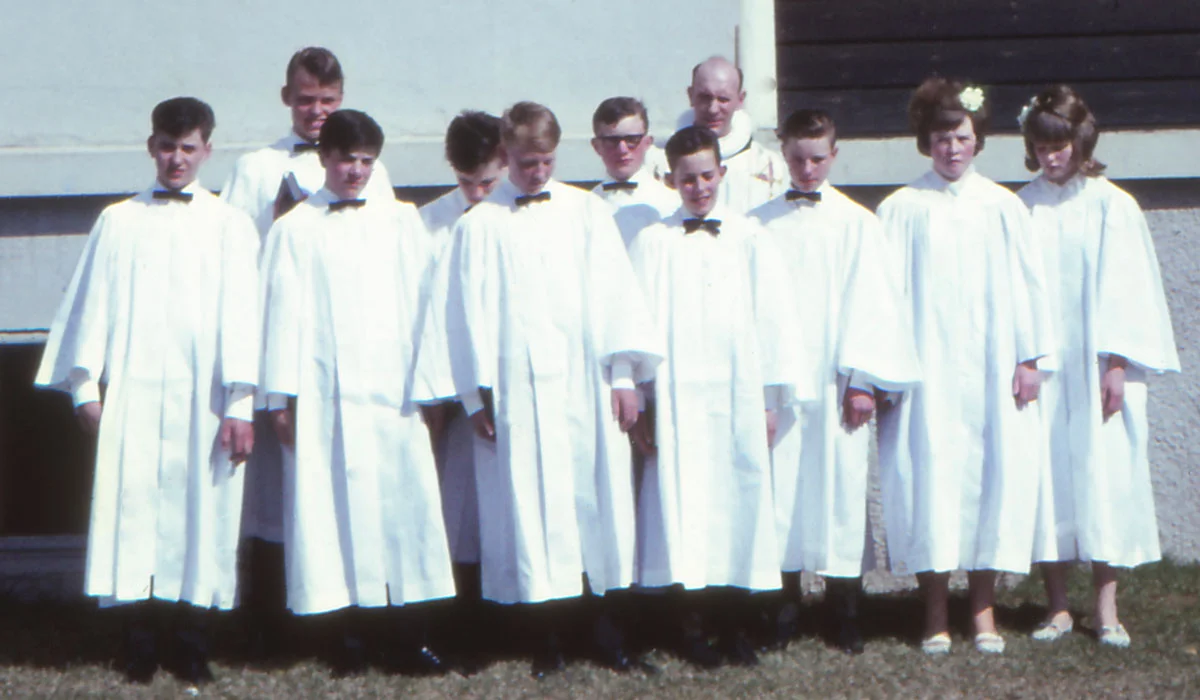 Fermingardagur í maí 1967: Aftari röð f.v. Pétur Á Hjaltason, Einar J. Jóhannnson, Þorsteinn Þórarinsson, Sr. Guðmundur Óli Ólafsson. Fremri röð f.v. Páll M. Skúlason, Sigurður Þórarinsson (Silli), Gunnar Sverrisson, Magnús Kristinsson, Loftur Jónasson, Ragnhildur Þórarinsdóttir, Geirþrúður Sighvatsdóttir. (Mynd frá Hveratúni)