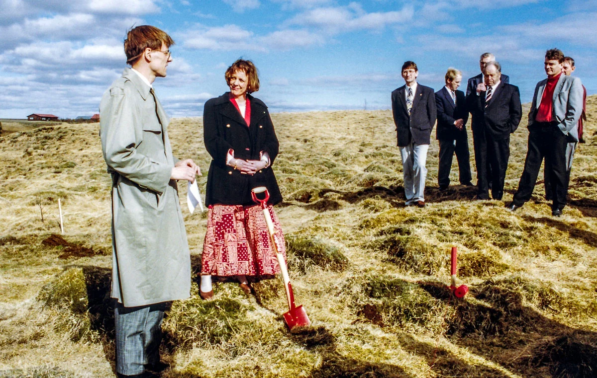 Mynd 11 Fyrsta skóflustunga tekin að nýju heilsugæslustöðinni 12. maí 1995. Talið f.v: sr. Axel Árnason, Ingibjörg Pálmadóttur ráðherra, Gylfi Haraldsson læknir, Kjartan Ágústsson á Löngumýri,(þáv. oddviti Skeiðamanna), Böðvar Pálsson Búrfelli (aftan við Gísla), Gísli Einarsson oddviti, Guðni Ágústsson og Pétur Skarphéðinsson læknir fyrir aftan hann.