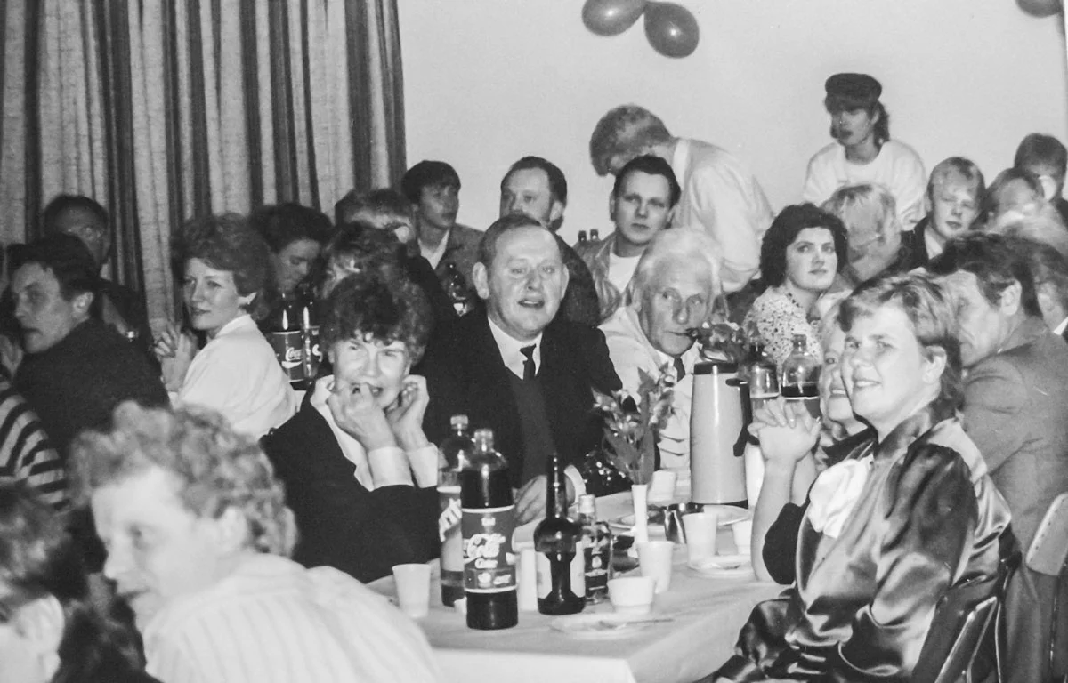 Setið að veislu. Fremst Friðrik Sigurjónsson, þá meðal annarra Elín Kristjánsdóttir, Haukur Ingvarsson, Ingvar Ingvarsson, Torfhildur Rúna Gunnarsdóttir, Bjarni Jónsson, Þorsteinn Bragason, Anna Soffía Sigurðardóttir