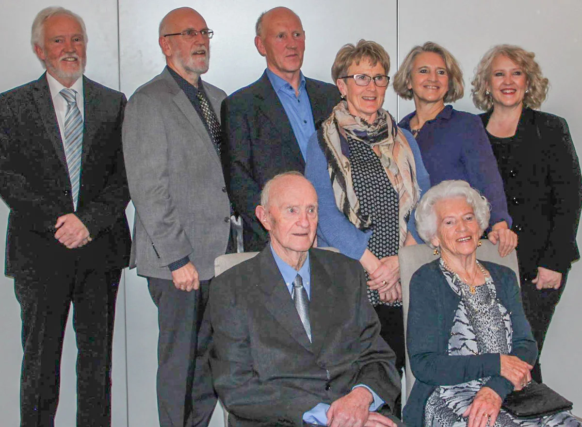 Sverrir og Fríða með börnum sínum 2017. Börin f.v. Halldór, Gísli, Gunnar, Margrét, Ólöf og Ingibjörg. (mynd af Fb)