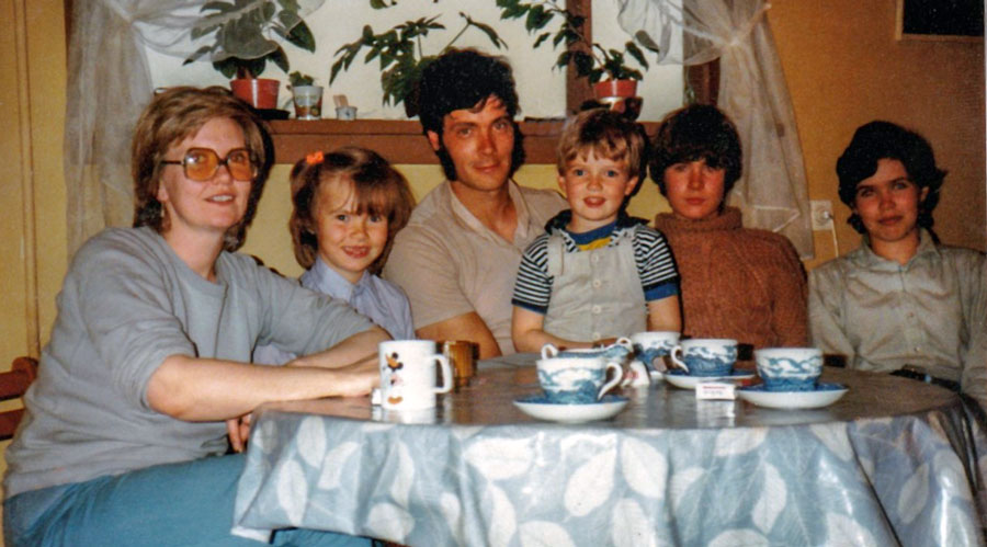 Svandís og Pétur ásamt börnum. F.v Sólrún, Óskar, Birgir Rafn Þráinsson (sonur Svandísar) og Eva. (mynd frá Pétri)