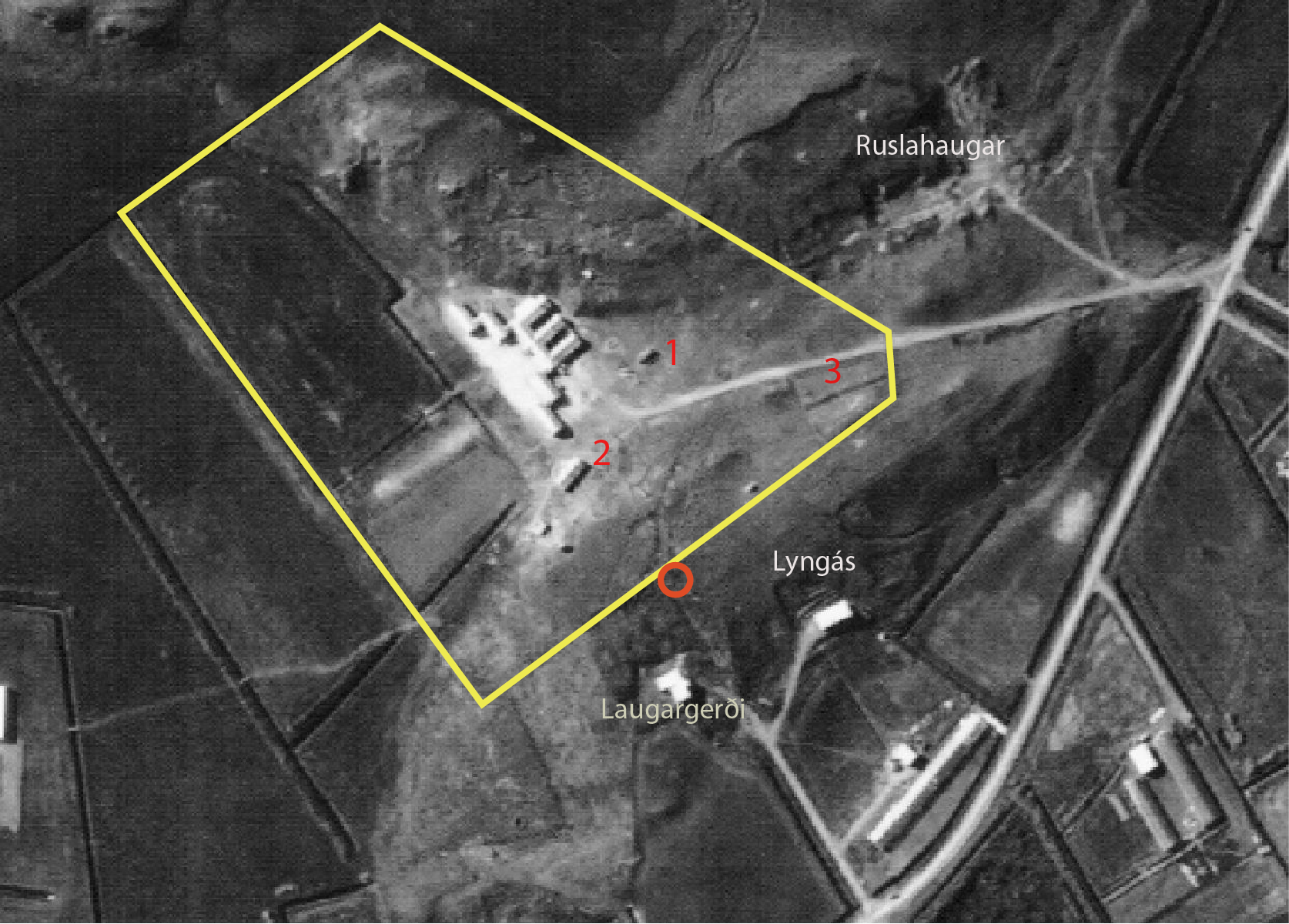 Loftmynd af Krossinum og nágrenni, sem var tekin 1969. Myndin er fengin hjá Landmælingum Íslands. Leið okkar upp að krossgirðingu lá eftir göngustíg upp frá Laugargerði. Það voru oft krakkar þarna hinumegin við girðinguna að leika sér, og eftir lýsingum frá þeim sem þarna voru á þessum tíma voru þau oft að dunda sér við að bræða vaxliti á hitaveitulögnum sem lágu þarna yfir. Oftar voru þarna þó engir krakkar, en við heyrðum í þeim fyrir neðan brekkuna, en sáum ekkert. Okkur langaði að fara og taka þátt í leikjum þeirra, sem okkur fannst að hlytu að vera ofboðslega skemmtilegir og framandi, enda borgarbörn að leik. Á móti kom, að í okkar huga var stórhættulegt fyrir okkur að fara inn fyrir girðinguna. Handan hennar gætum við átt von á að verða gripin og okkur refsað, eða jafnvel eitthvað enn verra. Það kom þó fyrir nokkrum sinnum að við mönuðum hvert annað (eða hver annan) til að hlaupa inn fyrir og fram á brekkubrúnina þar sem við blasti Krossinn í allri sinni dýrð, krakkar hvert sem litið var, og fóstrurnar, sem við óttuðumst mest. Þarna var líka strætóinn. Það kom aldrei til þess að neitt/neinn okkar yrði gripin/n þarna uppi á holtinu, en spennan við aðstæðurnar sem þarna voru, hefur líklega orðið til að festa þetta í minninu. Merkingar á mynd: 1. Strætónn - 2. Skálinn þar sem leikföng og ferðatöskur barnanna voru geymd. Á einhverjum tíma (fyrir 1960, í það minnsta) var þessi skáli kallaður líkhúsið, vegna meints hlutverks hans þegar hann stóð við Hafravatn, en sennilega er það flökkusaga. - 3. Matjurtagarður Jónu Hansen. Þar hjá var járnhlið sem alltaf var lokað.