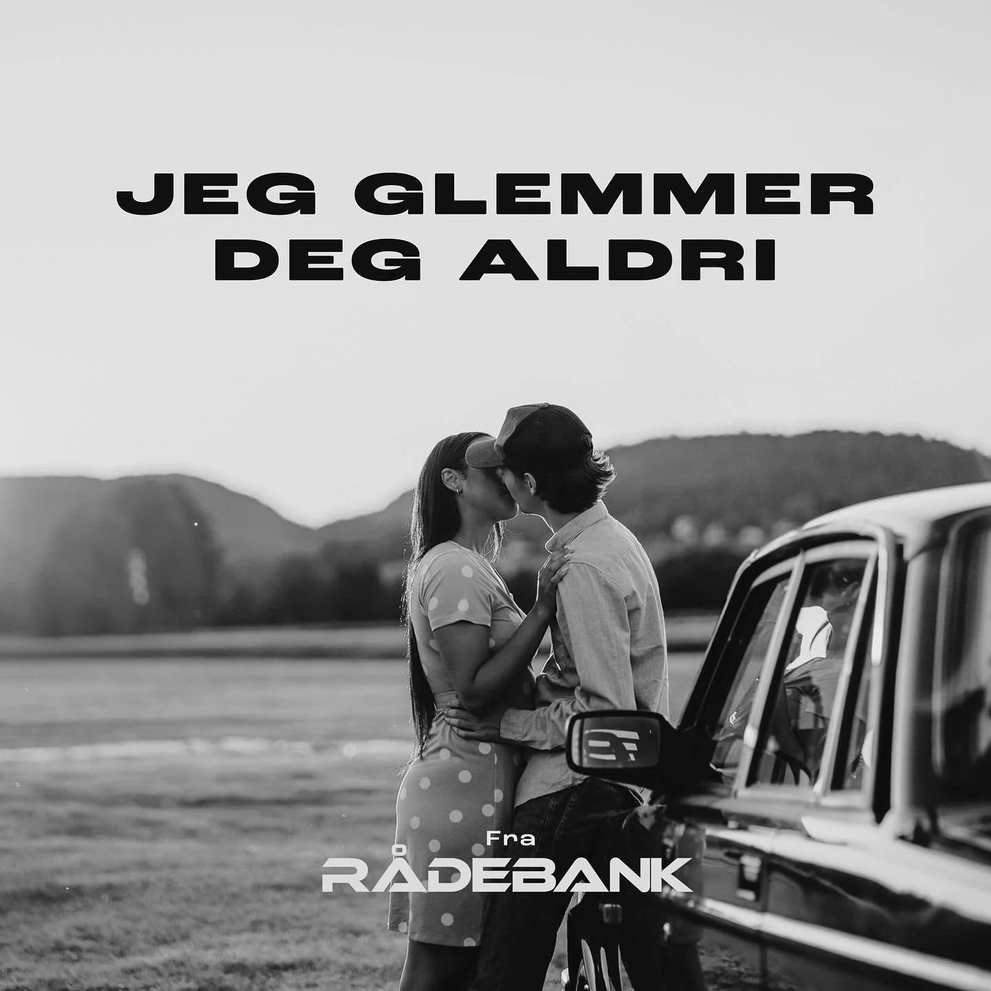 Har fått sette typo på denne nydelige saken av @emmasteinbakken 🤍 Ute i morgen! 🤍 @littlebigsistergram #rådebank @nrk