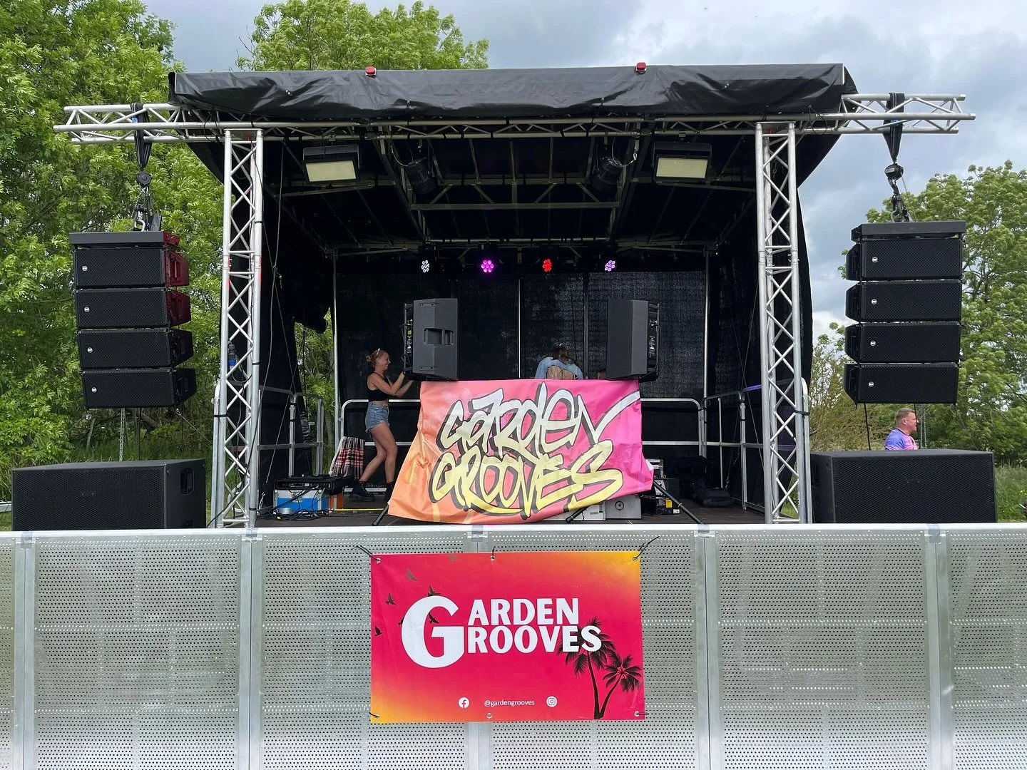 Bank holiday outing with @soundsaliveuk for @gardengroovesuk ☀️

We provided a Mobile Stage, PA, Lighting, Mojo Barriers, CDJs and a Generator 🔊

All that was left to do was to bring on the great Djs throughout the course of the day 🕺🏽

@englishho
