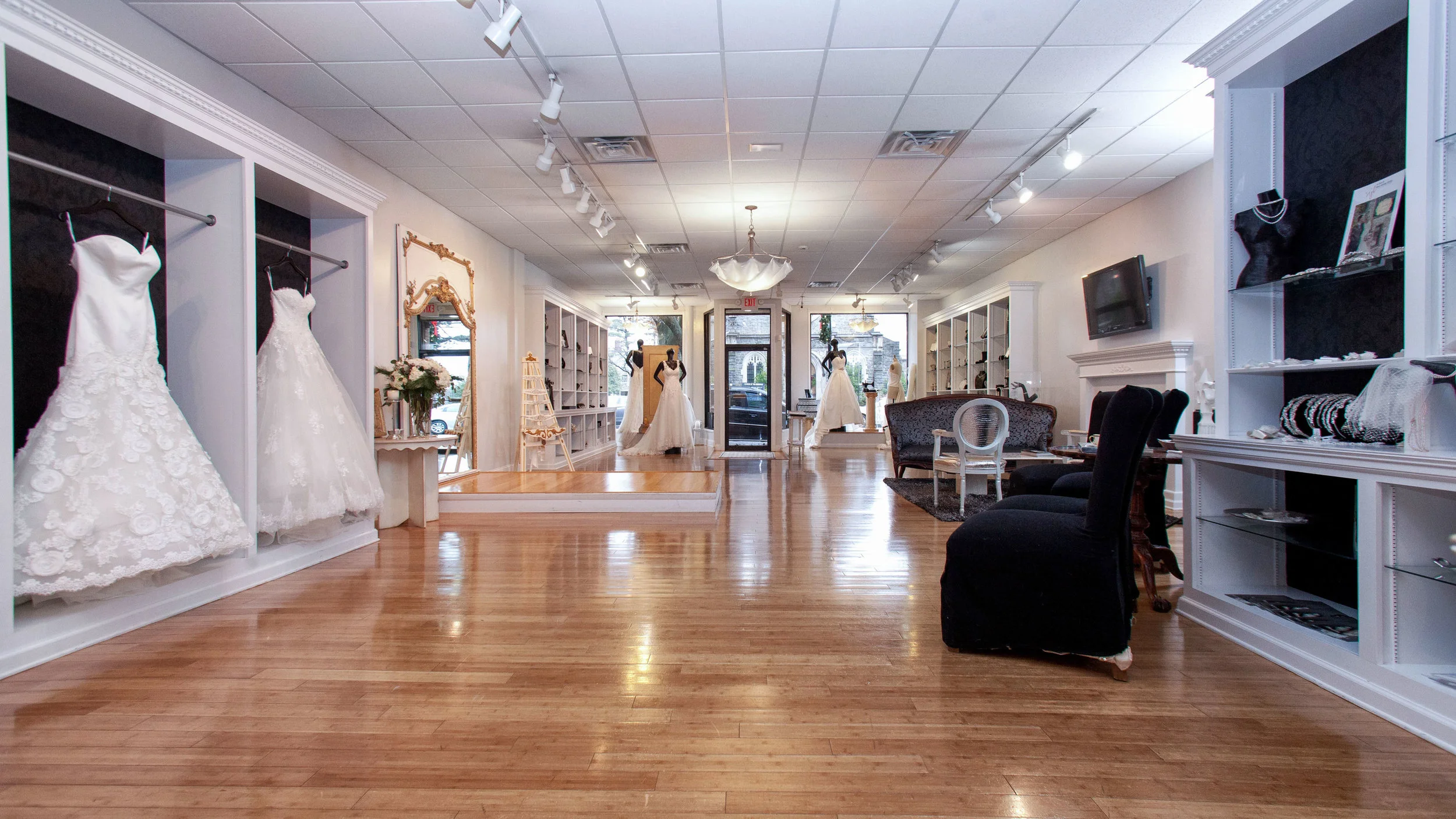 IdoIdo-BridalBoutique-LightmasterStudios--0042-Edit.jpg