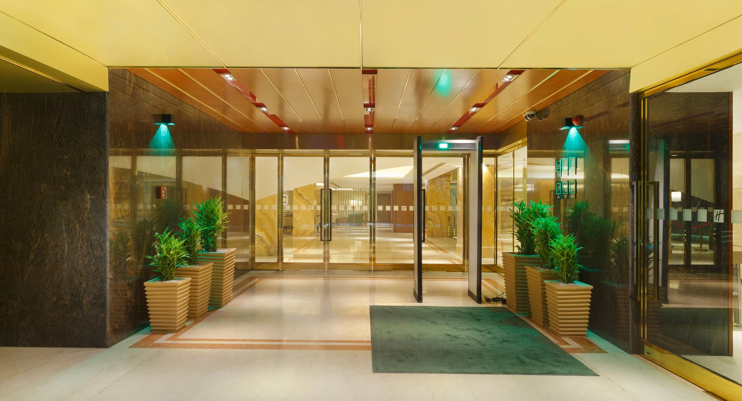 12. Holiday Inn Dhaka City Centre_Entrance.JPG