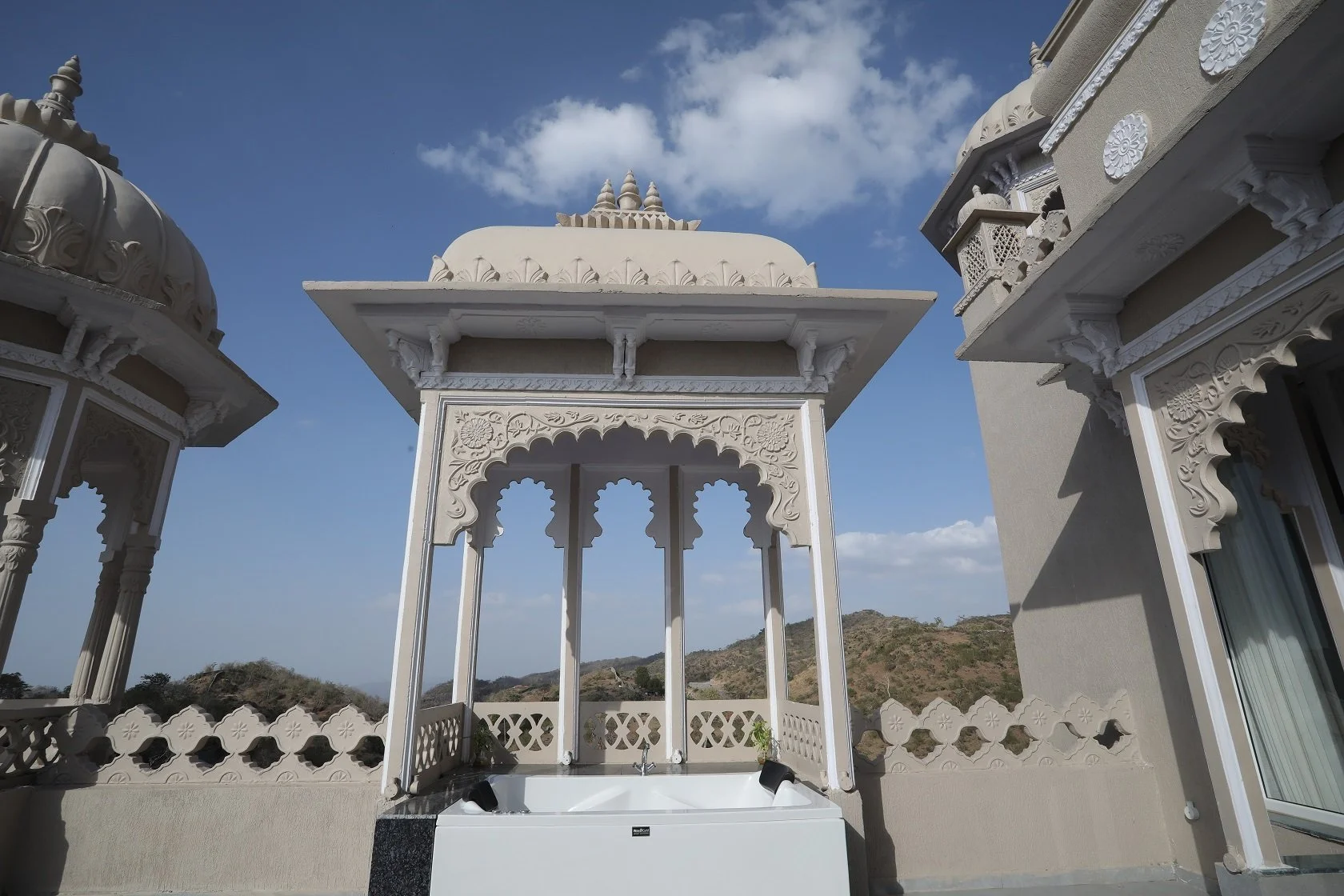 Renest Kumbhalgarh Maharaja room's Jaccuzi.JPG