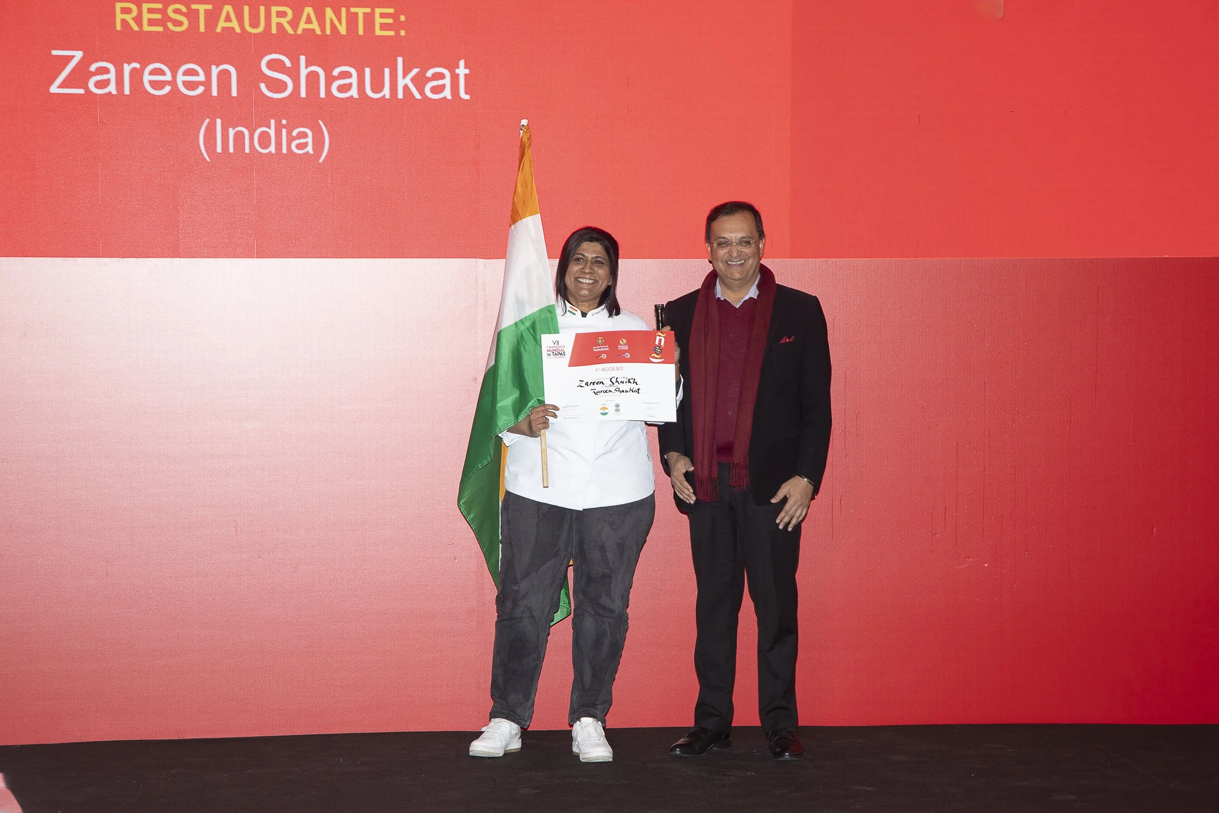 Chef Zareen receiving her certificate and prize by Shri Dinesh K Patnaik, Indian Ambassador- Spain.JPG