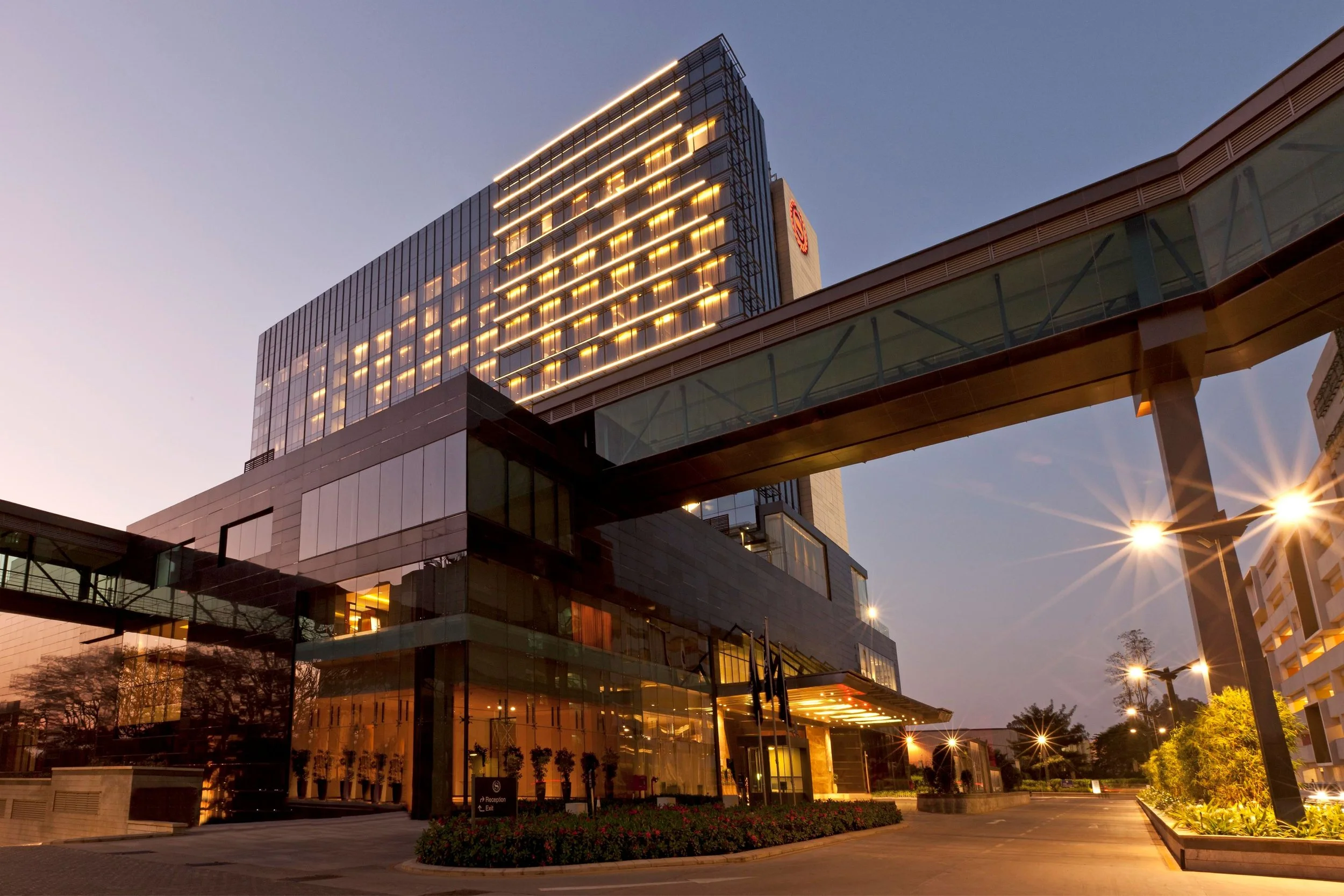Facade images 2 - Sheraton Briagde.jpg