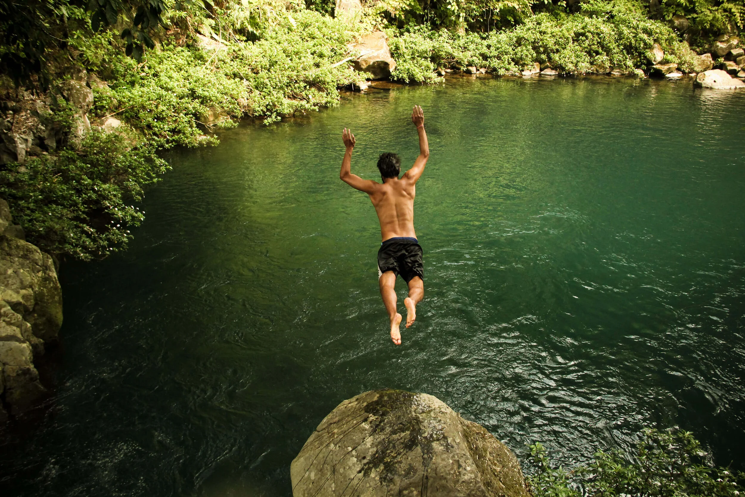 Brincando a la poza azul