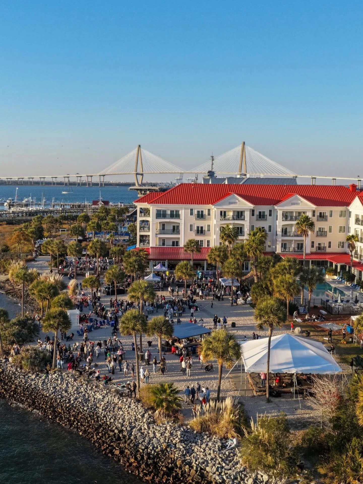 70 degrees 🌞 Oysters on the point this Saturday with @champagne_thomas with friends! 

$17 buckets of steamed oysters, cold beverages, beach games, local vendors, other food options and great spot to watch the sunset over the Charleston Harbor!

📸 