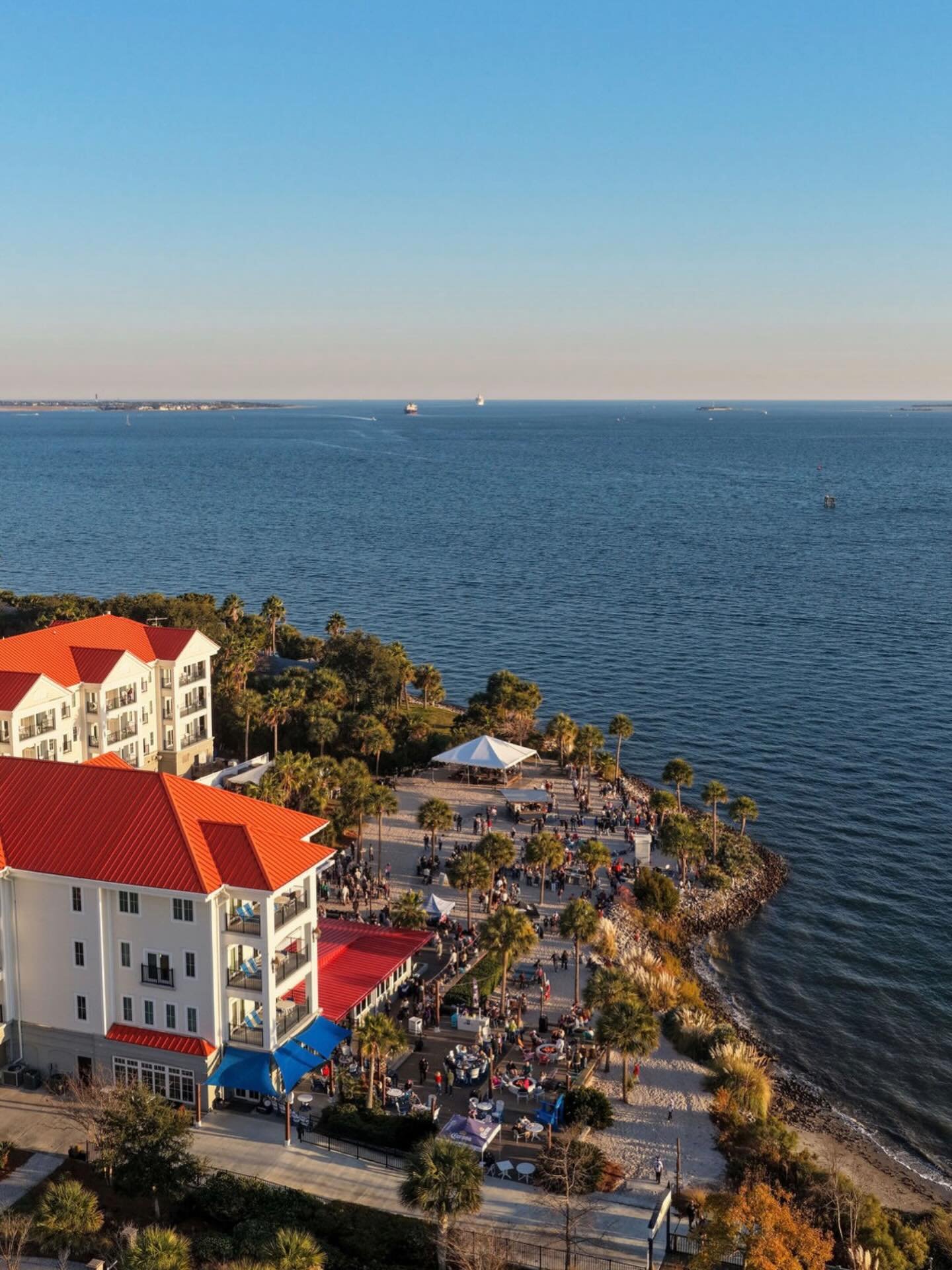 Even the birds are chirping about this weekends Oysters on the Point with B.I.L.L. Wilson band @billwilsonhits 

🦪 🦪 🦪 

$17 buckets of steam oysters, Bloody Mary bar, local vendors and great spot to watch the sunset over the Charleston Harbor! #o