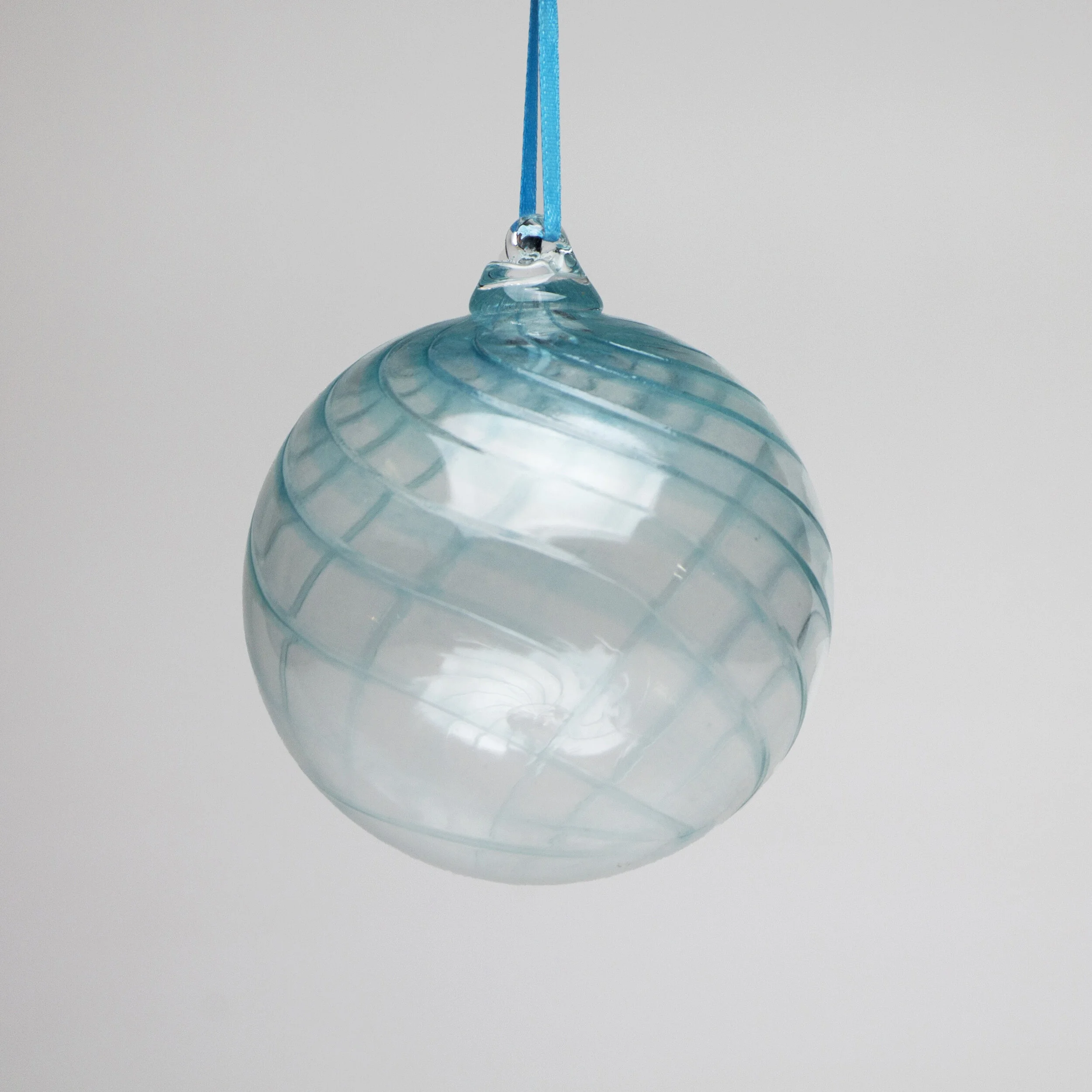 NicholsonvanAltenaGlass_GlobeOrnament_lagsimpletwist.jpg