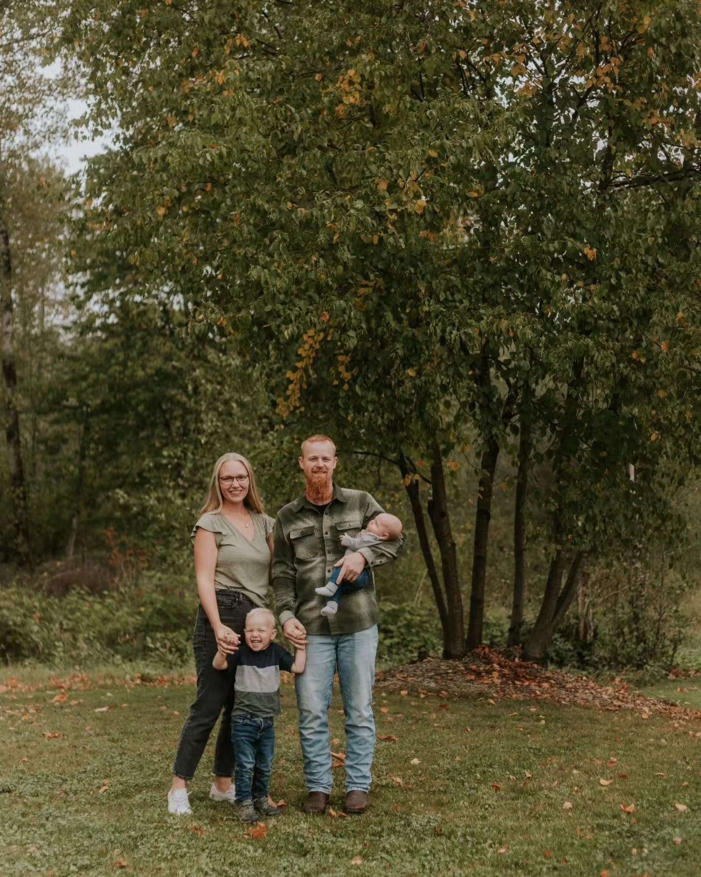it's always so, so special documenting a dear friends growing family, especially when it's full of books, baby yawns, pups, and fam photos under their favourite tree 🫶🍂 🌾