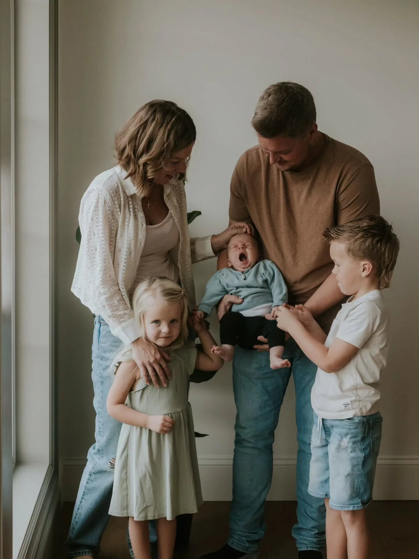 a cozy newborn session all wrapped up in yawns + kisses + superman poses + just lots and lots of love for the newest addition 💛