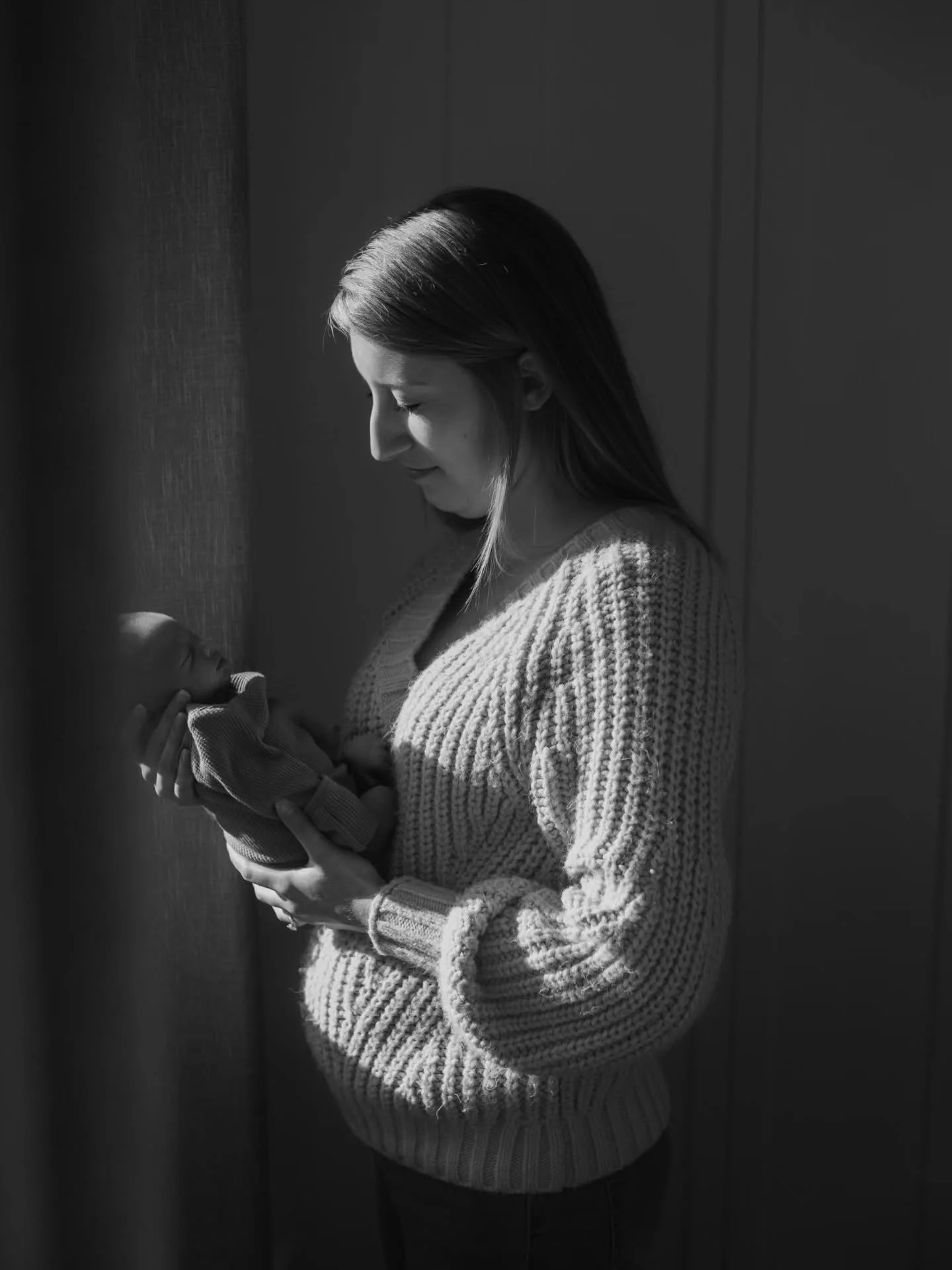 your baby will only be this tiny for such a short time, let's capture those lil features before they grow out of the newborn onesies 🧡