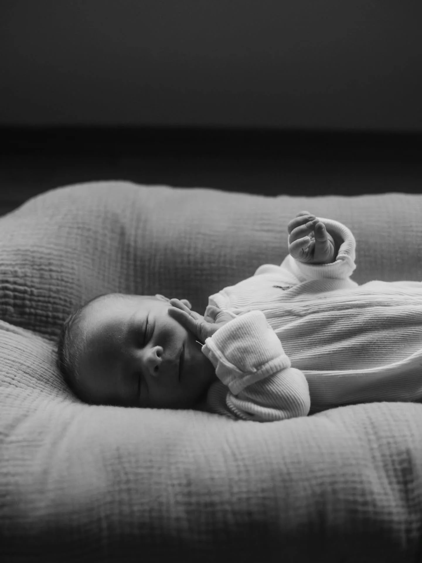 precious baby H 🫶 such an honour to document his arrival earthside, thanks for trusting me M + E!