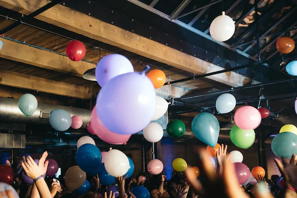 crowd_balloons_medium_2