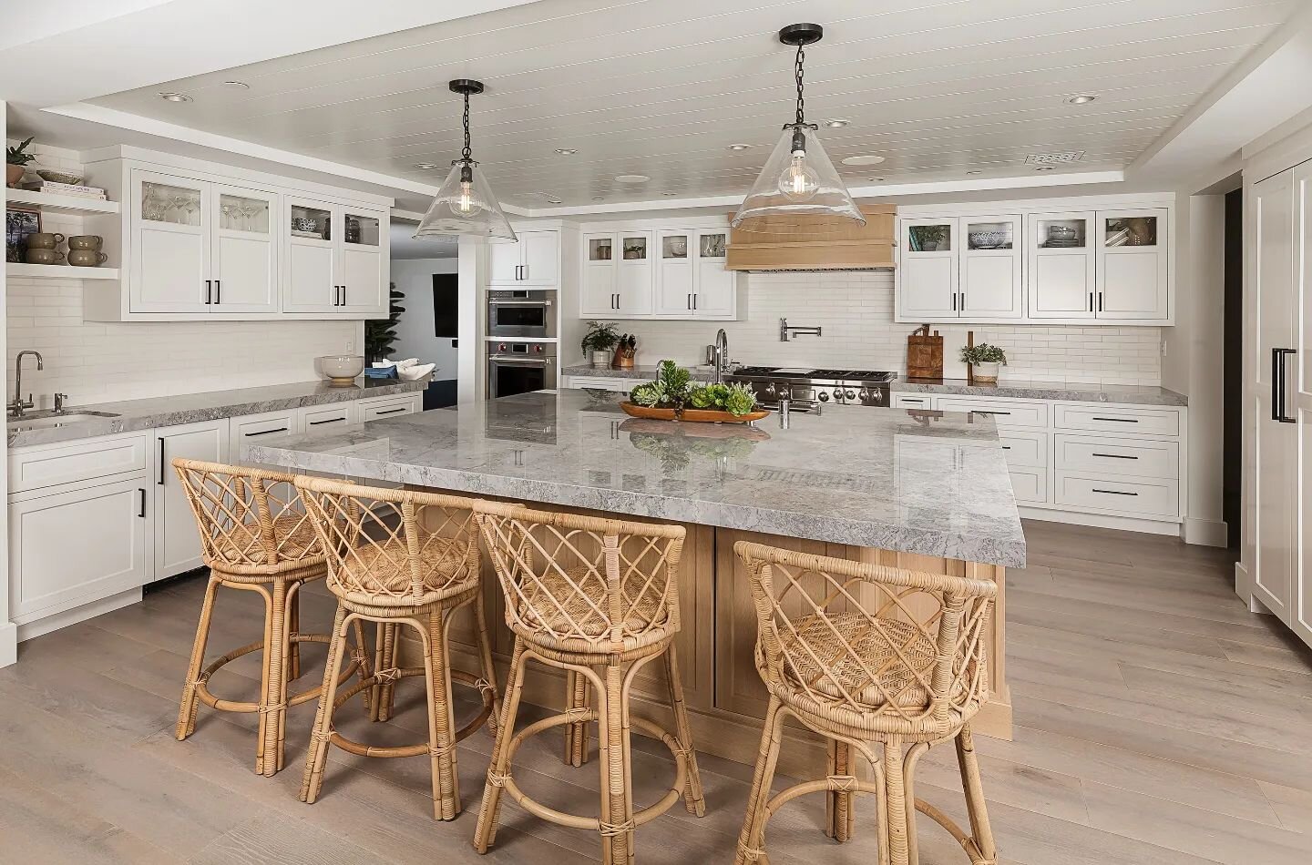 We revamped an outdated kitchen and gave it some personality!  We incorporated a mix of white tile and grey marble and added some fun rattan wood stools to give it the perfect coastal vibe. 

Interior Design @tru.studio_
Builder @uccustomhomes

#trus