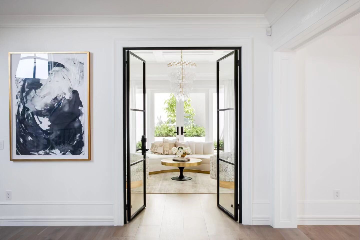 We love to make a statement right at the entry.  We styled our clients home office with elegance and power!

Architecture/Interior Design @tru.studio_
Developer @promenade.development
Lens @mellon_studio

#trustudio #luxuryoffice #homeofficedesign #d