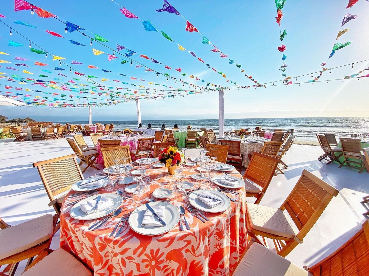 Happy Cinco de Mayo! 🇲🇽 Love this Mexican Fiesta decor from our partners @celtrevaudiovisual at Grand Velas Riviera Nayarit for our @captiv8 Offsite!

#thevermilioncompany #cincodemayo #mexicanfiesta #destinationeventplanner #mexicoeventplanner #co