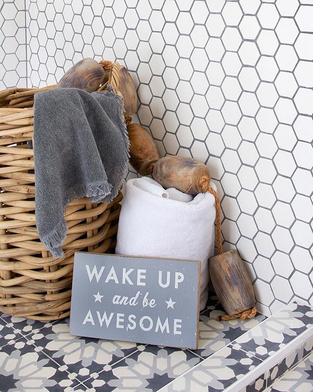 Our daily mantra &quot;Wake up and be awesome!&quot; ✨✨✨ #interiors #ggathome #smmakelifebeautiful #thatsdarling #flashesofdelight #interiordesign #pursuepretty #luxurydesign #california #homeinspo #home #finditstyleit #theeverygirl #lcdotcomloves #s