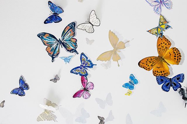 Love and butterflies... It's in the air. 💕🦋 #interiors #ggathome #smmakelifebeautiful #thatsdarling #flashesofdelight #interiordesign #pursuepretty #luxurydesign #california #homeinspo #home #finditstyleit #theeverygirl #lcdotcomloves #smploves #li