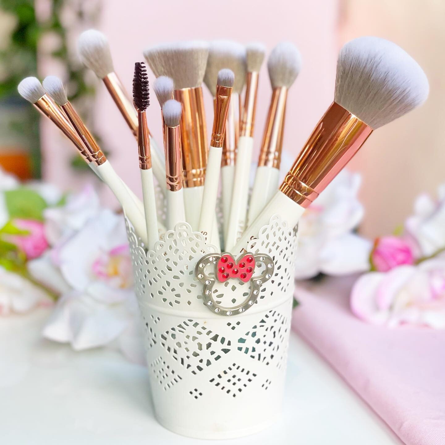 B r u s h e s ✨ 

Here&rsquo;s your reminder to wash your makeup brushes!! Be honest, when was the last time you washed your brushes?  My kit ones are of course cleaned non stop but my own &hellip; well I&rsquo;m also fussy about those too!  My own b
