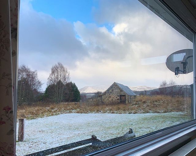 A cosy winter view from Soillerie - glad of the stack of books to read in front of the open fire!
#cairngormsnationalpark #selfcateringcottage #insh #kingussie #inshmarshes #walkingholiday #cycleholiday #skiholiday