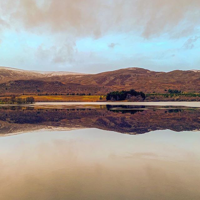 The perfect reflection of #lochmorlich at Glenmore - minutes away for more #mountainwalking. Have a relaxing week at Soillerie House and see it for yourself 😊 #selfcateringcottage #cairngormsnationalpark #insh #glenmore