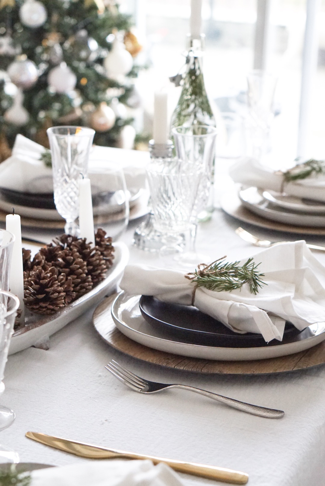 How to Set a Christmas Table
