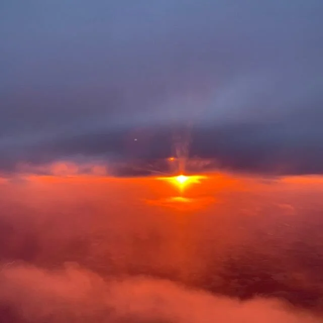 Sun comes up, it&rsquo;s Tuesday morning ☀️
#nofilter #sunrise #sky #travel #windowseat #morningcommute #view #clouds #sun #thesunisalsoastar #stargazing #worklife