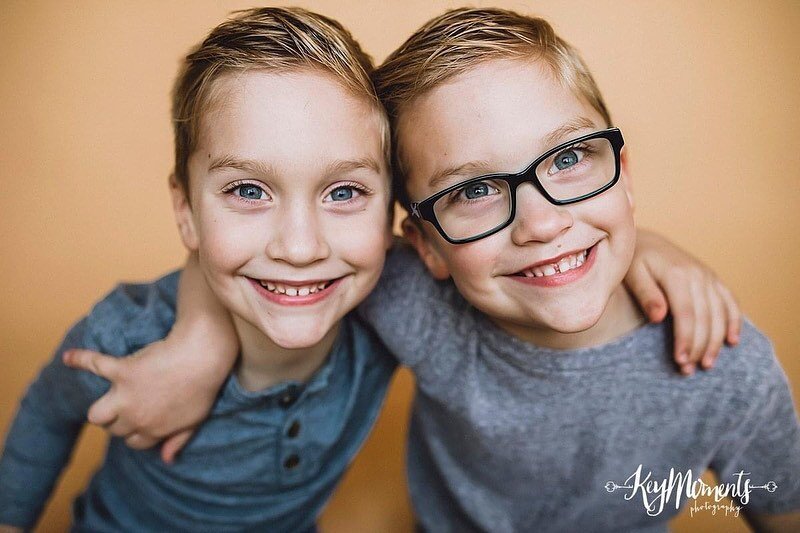 Creepy fun fact - I&rsquo;m the Mom who still has her kids&rsquo; baby teeth in a drawer in my jewelry box bc what am I going to do- throw them away!? 🙈
Sam and Jack are finally starting to get wiggly teeth and I&rsquo;m glad I have this close up to