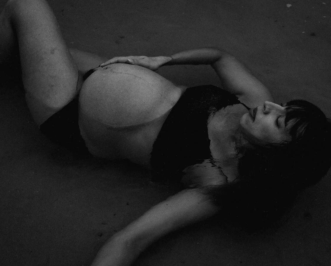 shallow waters 🧜&zwj;♀️ 

#mermaid #mum #pregnant #shoot #belly #water #bump #beauty #blackandwhite #mommasita #columbian #photographer #floattherapy