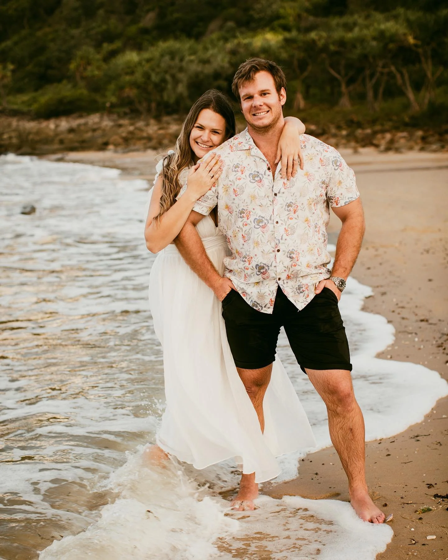 Barefoot with Zarli &amp; Alex🥂💍 🧡🌅

#couple #beach #shoot #love #engagement #coolum #coolumbeach #makingwaves #barefoot