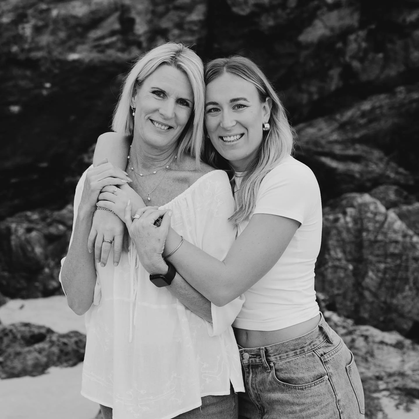 Mother Daughter moment 🥰 

#goldcoast #miami #mums #barefoot #sunrise #sunrisephotography