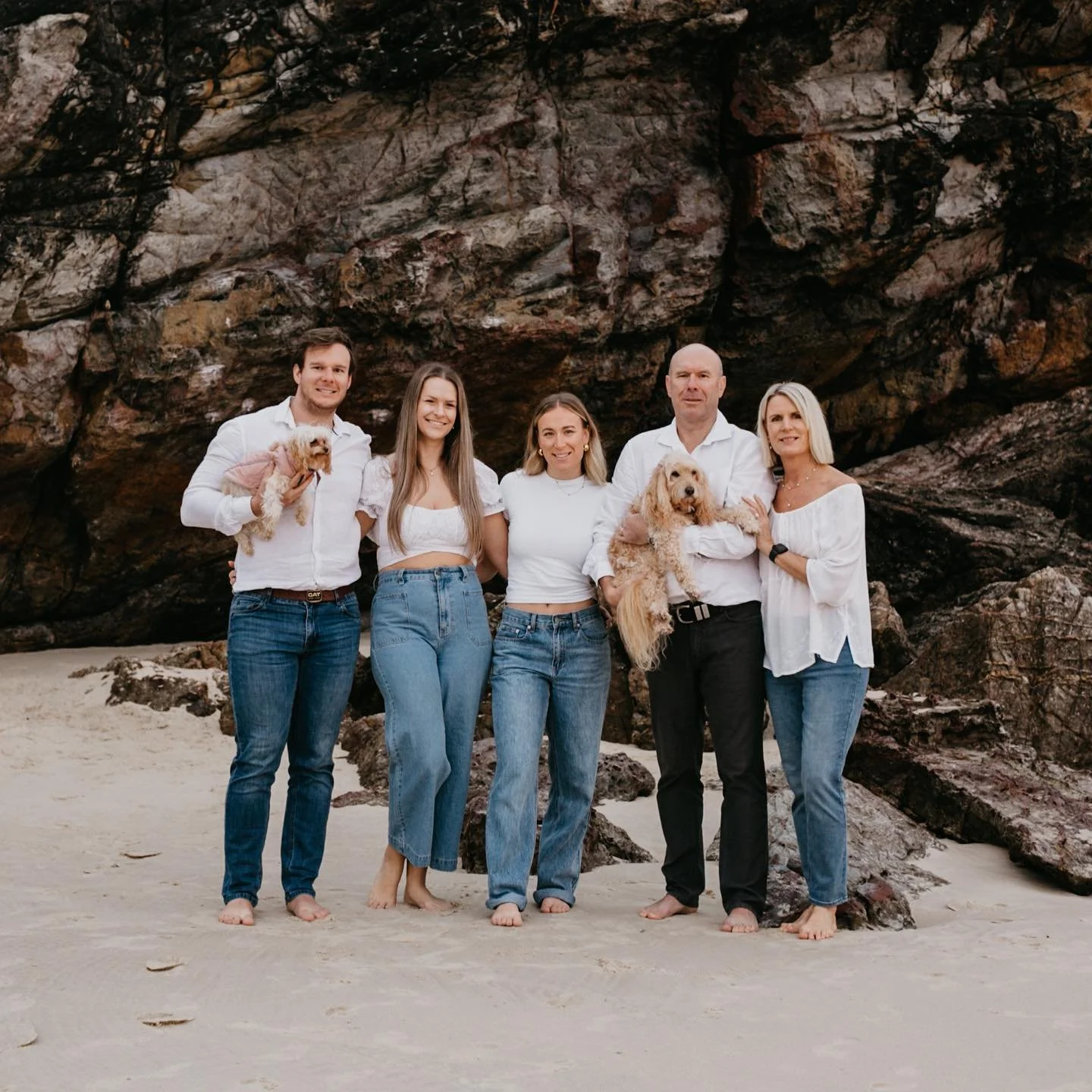 🌅I had the pleasure of starting my day off barefoot on the beach shooting this beautiful family recently.

📍 Miami Beach Gold Coast with 2 fur babies 🐶👣

#miamibeach #goldcoast #sunrise #sunriseshoot #family #beautiful #dogs #kingcharlescavalier 
