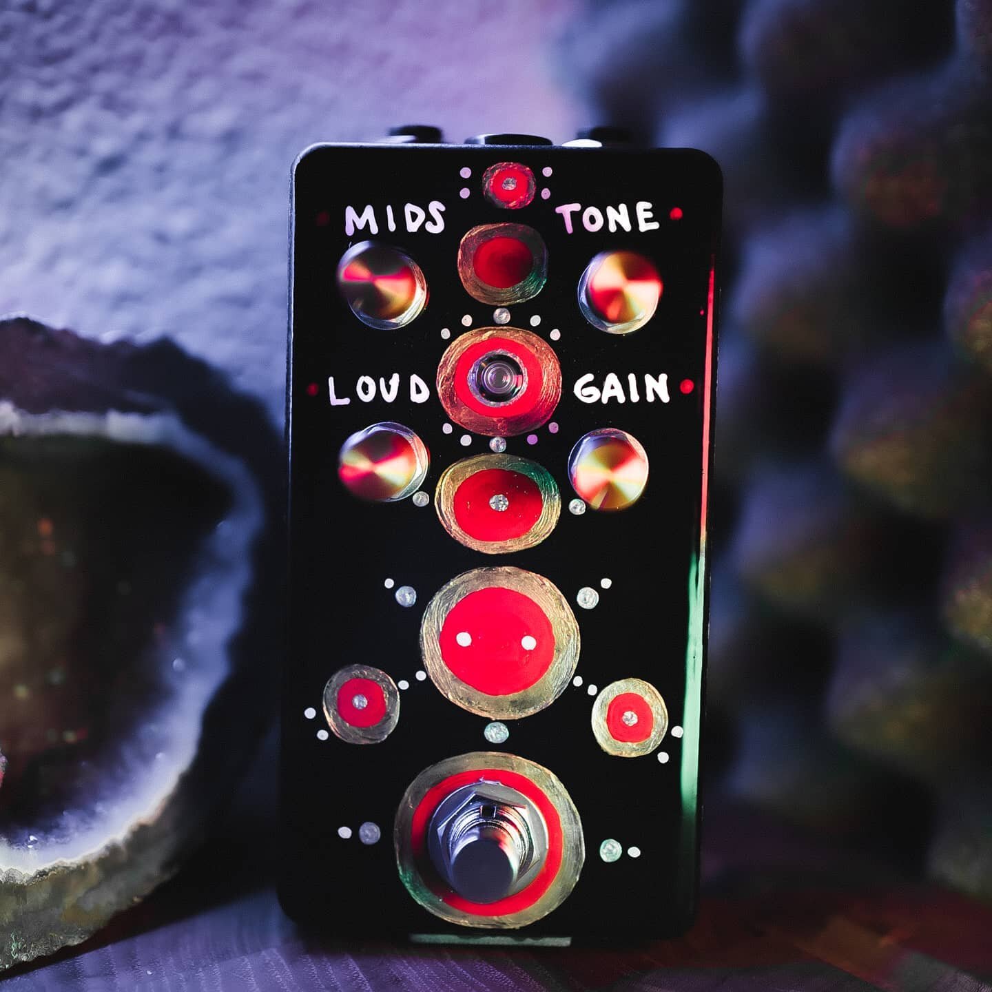 It is a happy time in the Felder household! @loesounds has graced us with this glorious fuzz to try out. Review spoiler: its killer! Great sound from minimum to maximum gain, and the tone knob is VERY interesting for bass. Working on a full review an