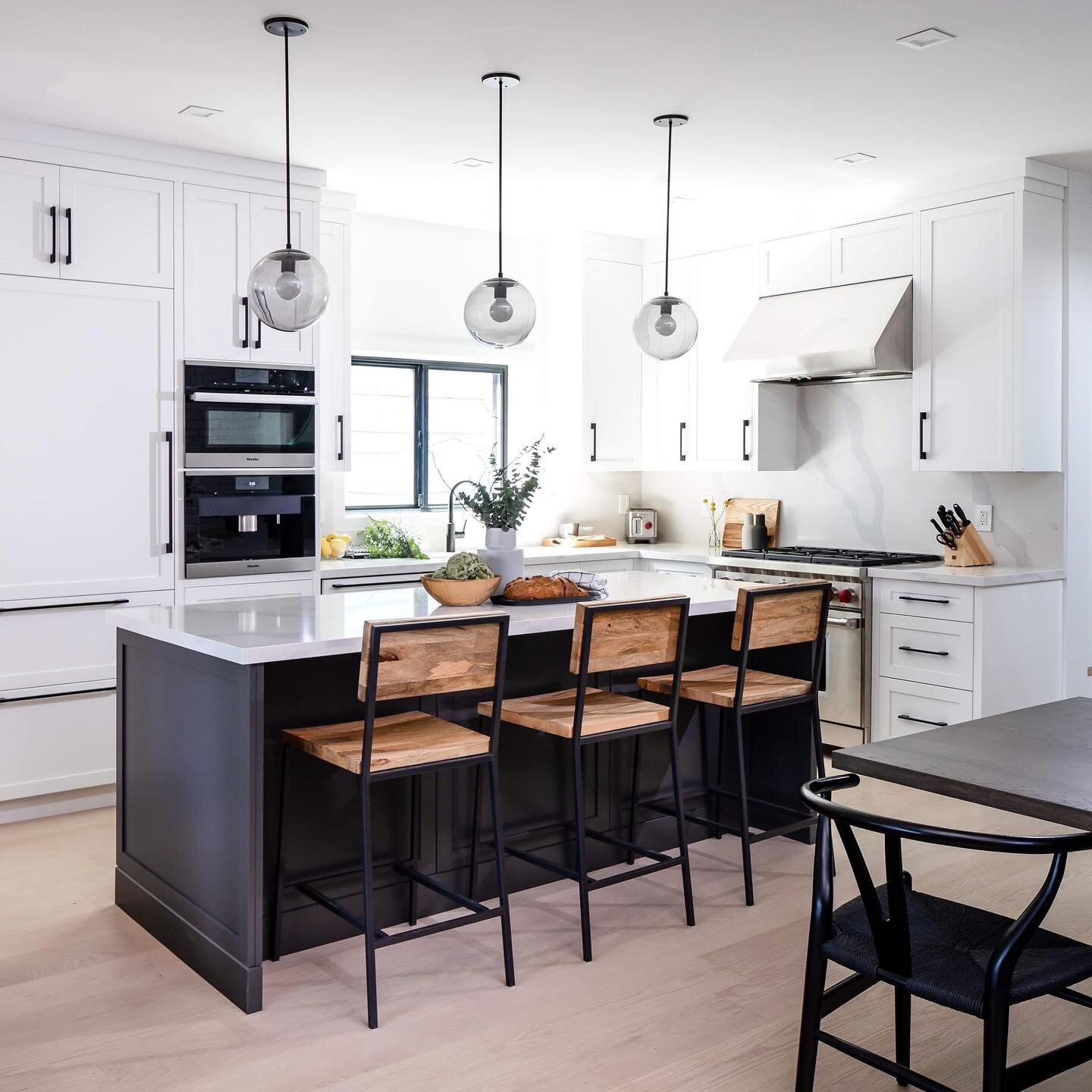 The family kitchen is so important in every custom home that we work on. This kitchen needed to have extra storage, be family-friendly and also be a great place to entertain guests. 
Interior Design: @moordesign 
Photo: @ishot.ca 
Built By: @asanti.h