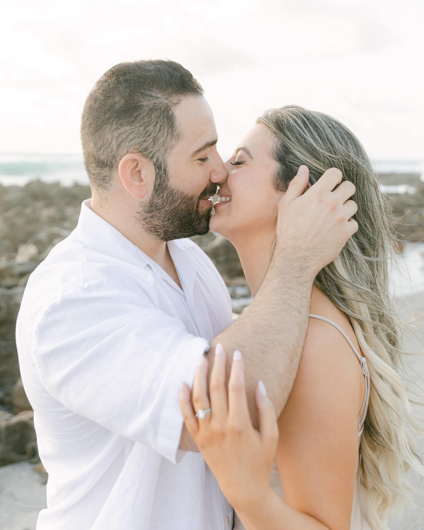 A windy beach day with these lovers who wanted romantic photos to celebrate their engagement. 💕💕🌊

.
.
.
.
#puertovallartaweddingphotographer #miamiweddingphotographer #miamiphotographer #miamiengagementphotographer #miamiphotographer #couplegoals