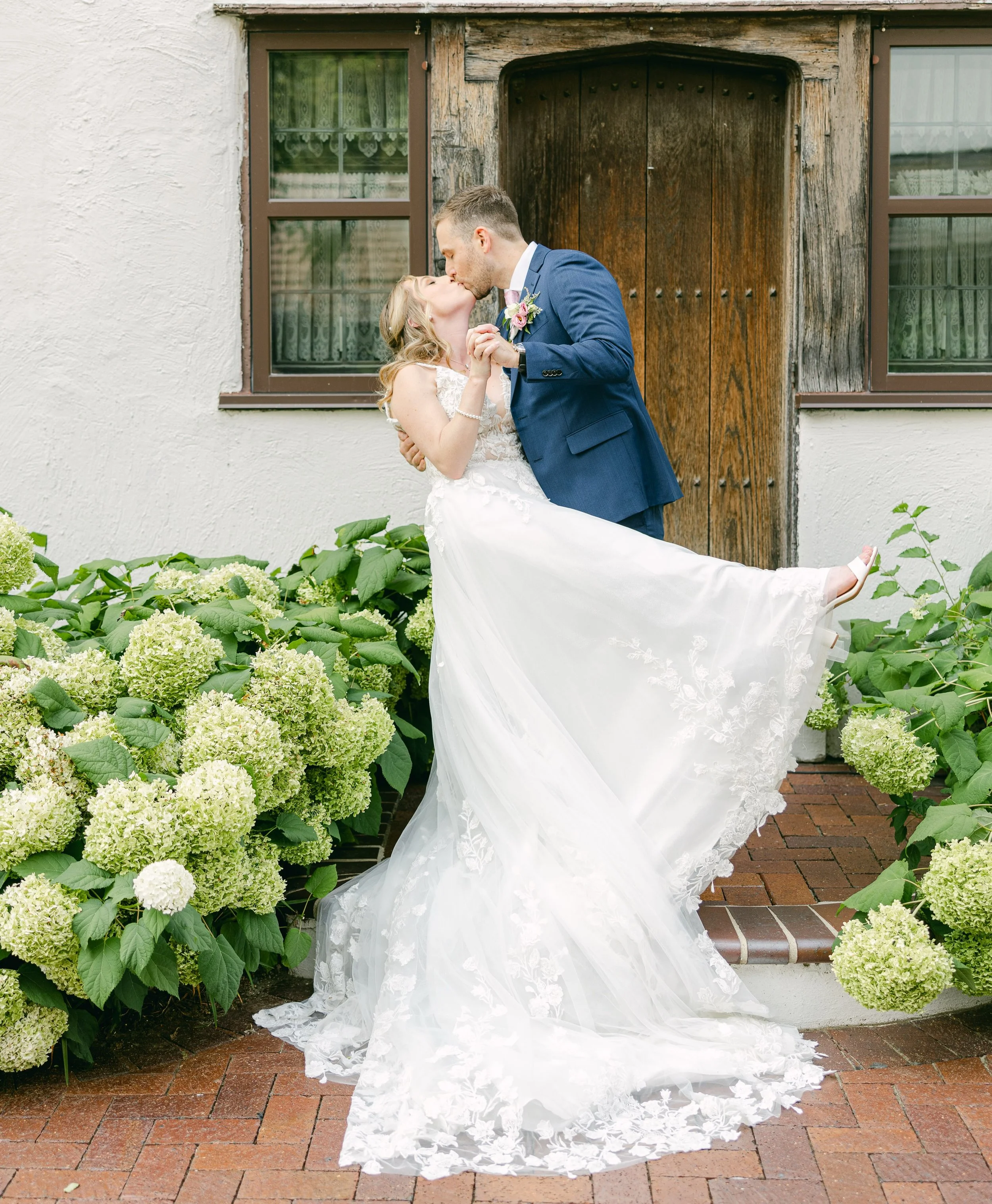 Obsessed with all the beautiful hydrangeas surrounding Victoria and Dan&rsquo;s wedding venue in Michigan. Had to make sure to take as many portraits around them as possible!! 💛💛

.
.

#weddingportraits #michiganweddingphotographer #detroitweddingp