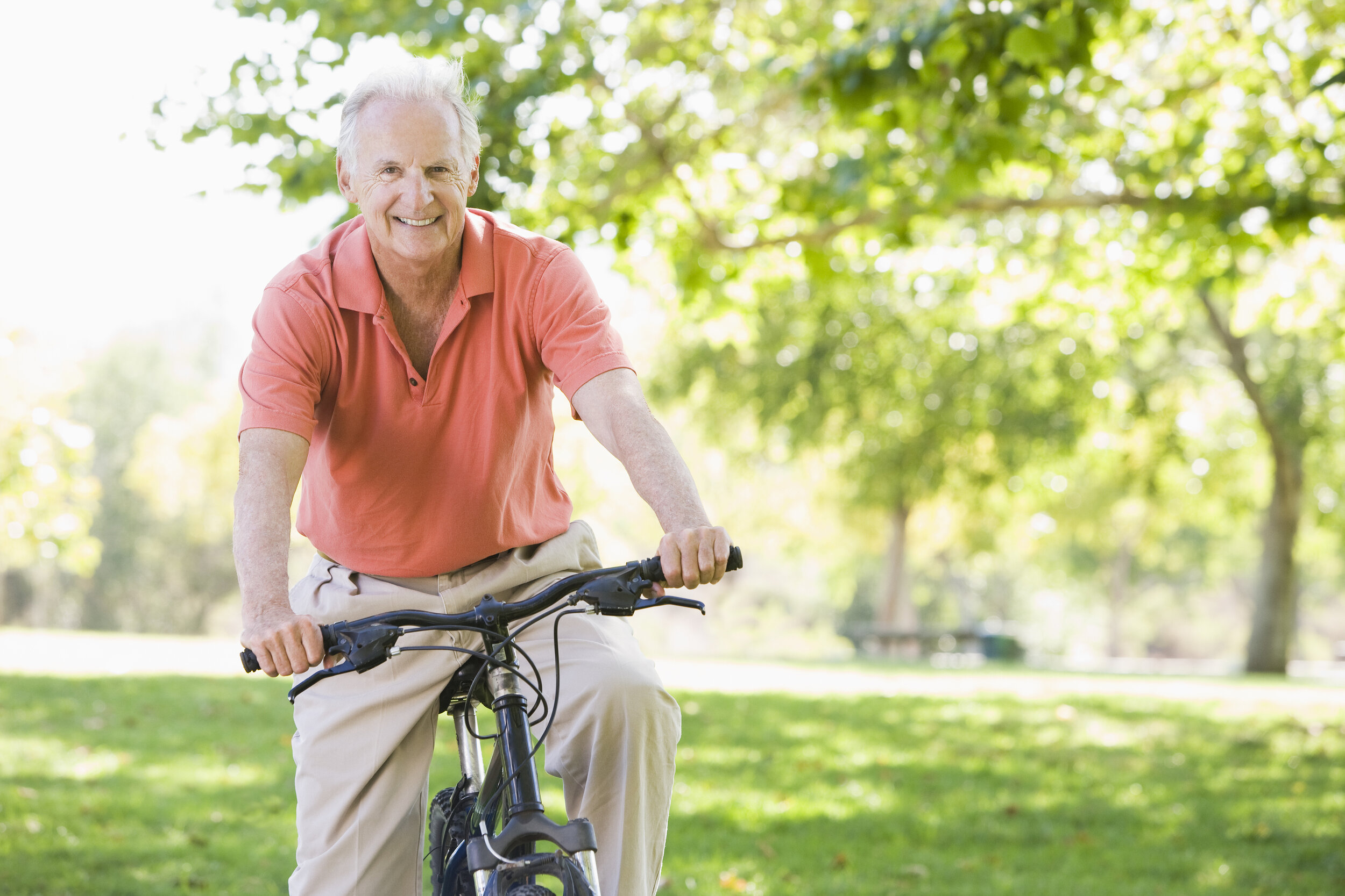 Здоровье мужчины в 60. Пожилой мужчина на велосипеде. Велосипед для пенсионеров. Велосипед для пожилых. Дедушка на велосипеде.