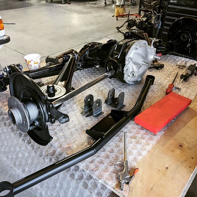 Our version 2 E30 LSD rear end solution using a Nissan R200 diff and custom axles. This 4 point pickup cross member solution also solves the weak E30 diff mounting issues.