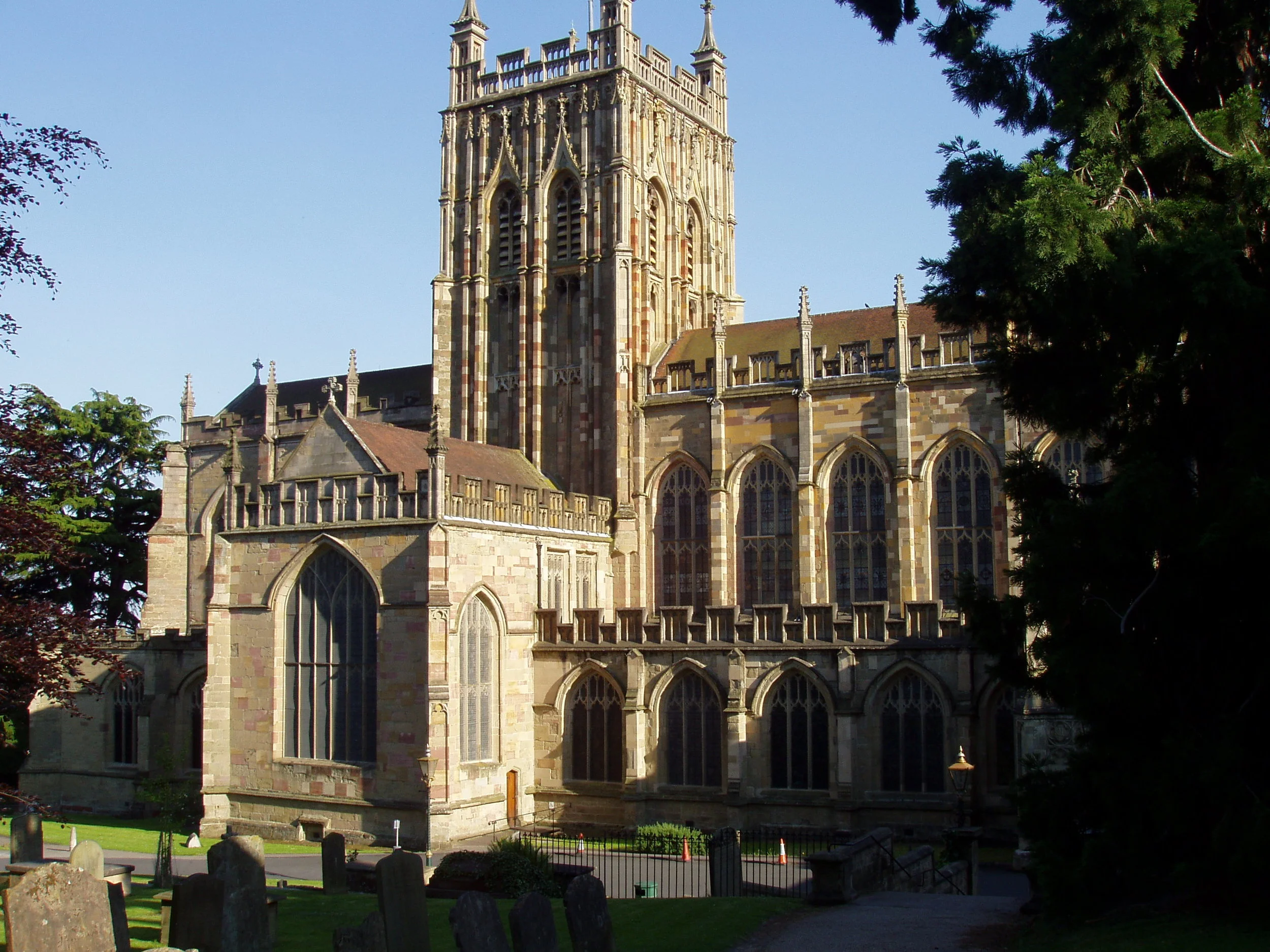 Great_Malvern_Priory_-_Cemetery_View.JPG