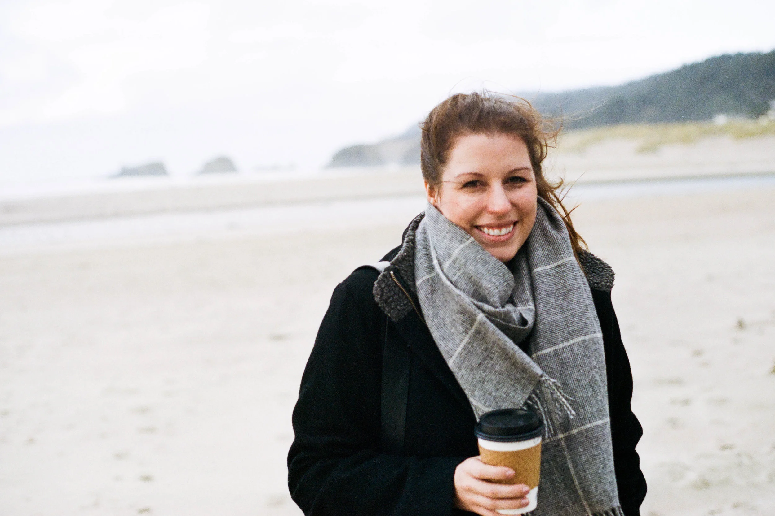 This is me on the Oregon Coast,&nbsp;doing what I do best: traveling &amp; drinking coffee.